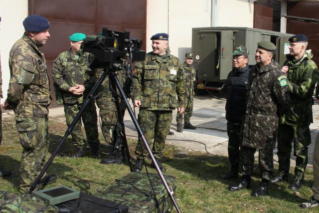 Vojenští a letečtí přidělenci navštívili protiletadlový pluk ve Strakonicích